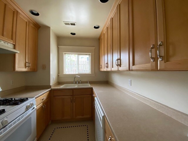 Building Photo - 704 27th Ave