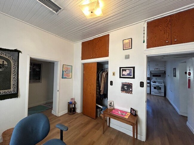 Building Photo - 2 bedrooms-1 bath - on 4th Ave