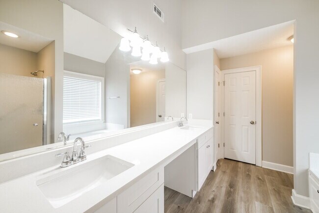 Building Photo - 440 Fairway Ct