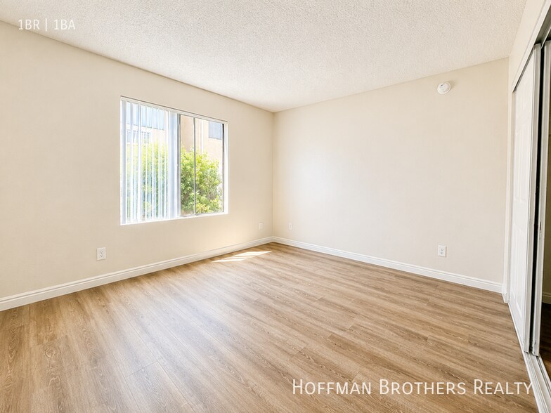 Building Photo - 9233 Van Nuys Blvd