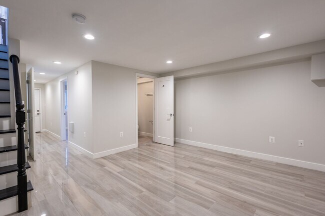 Building Photo - Beautiful 3 BR/3 BA Townhome in Brentwood!