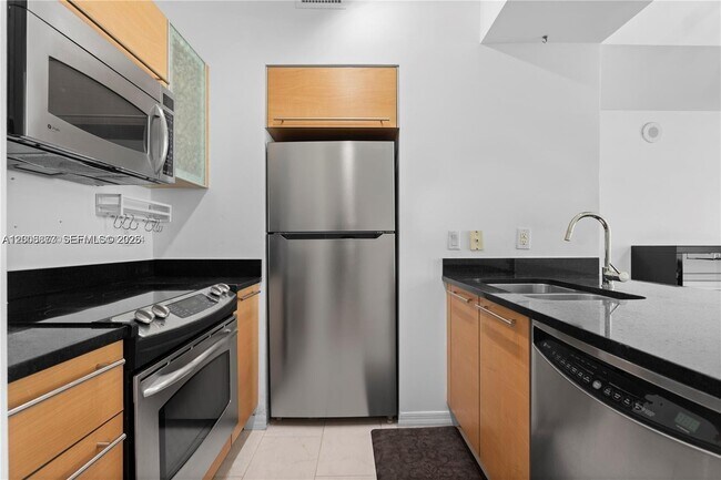 Building Photo - 950 Brickell Bay Dr