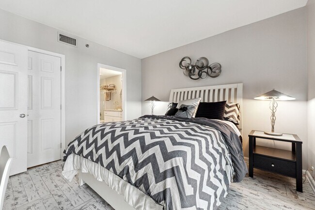 Building Photo - Renovated Condo with Skyline Views