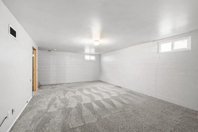 Building Photo - 2112 E 10th Ave