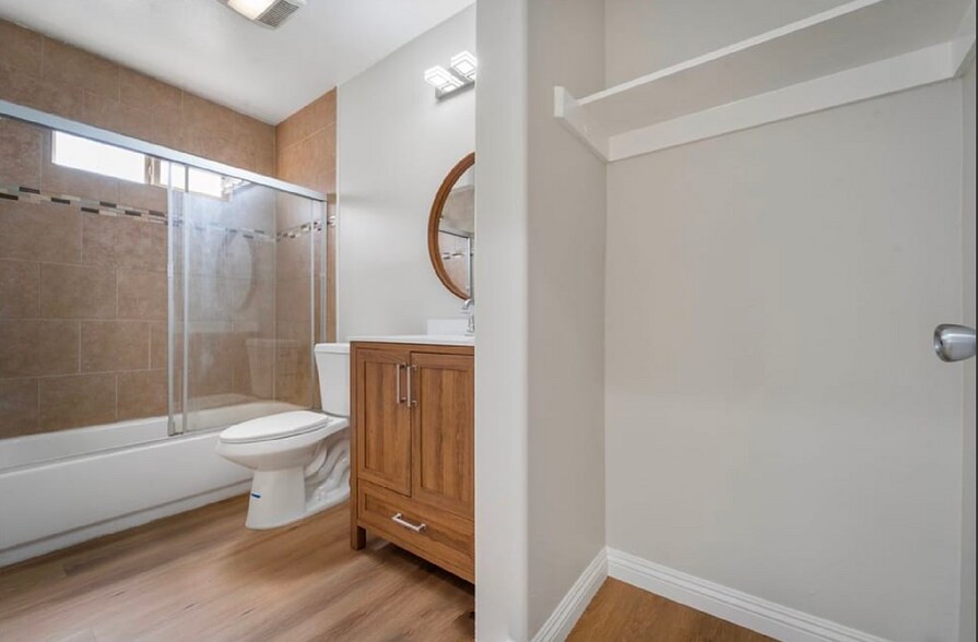 Building Photo - 10306 S Main St