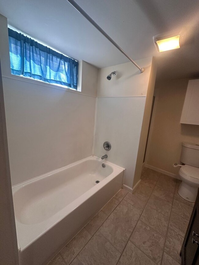 Building Photo - Hikes Point 3+ bedroom home with finished basement and garage