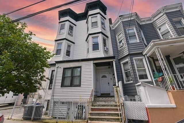 Building Photo - 35 Poplar St