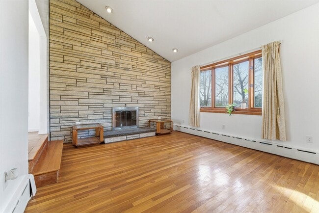 Building Photo - 7 Carol St