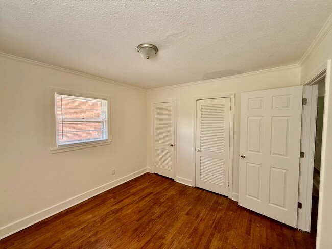 Building Photo - Four bedroom, 2 bath house in Burlington