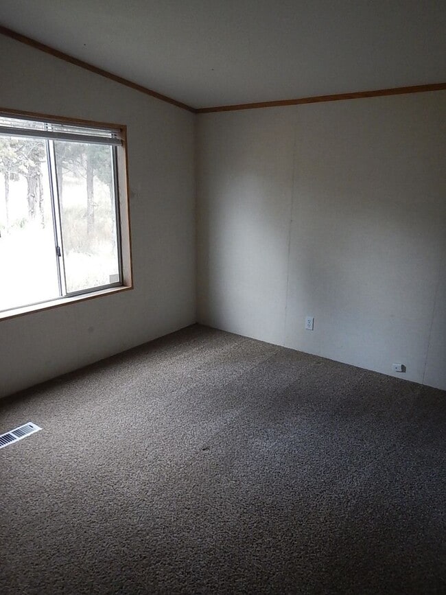 Building Photo - Manufactured Home on Large Lot with Mounta...