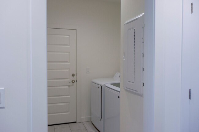 Building Photo - Gorgeous 3 Bedroom 3 Bathroom in Spring Hi...