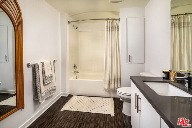 Building Photo - 1120 W 6th St