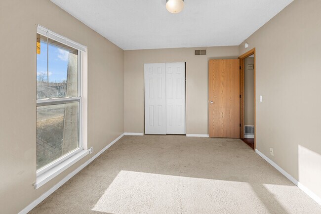 Building Photo - 715 ManApart