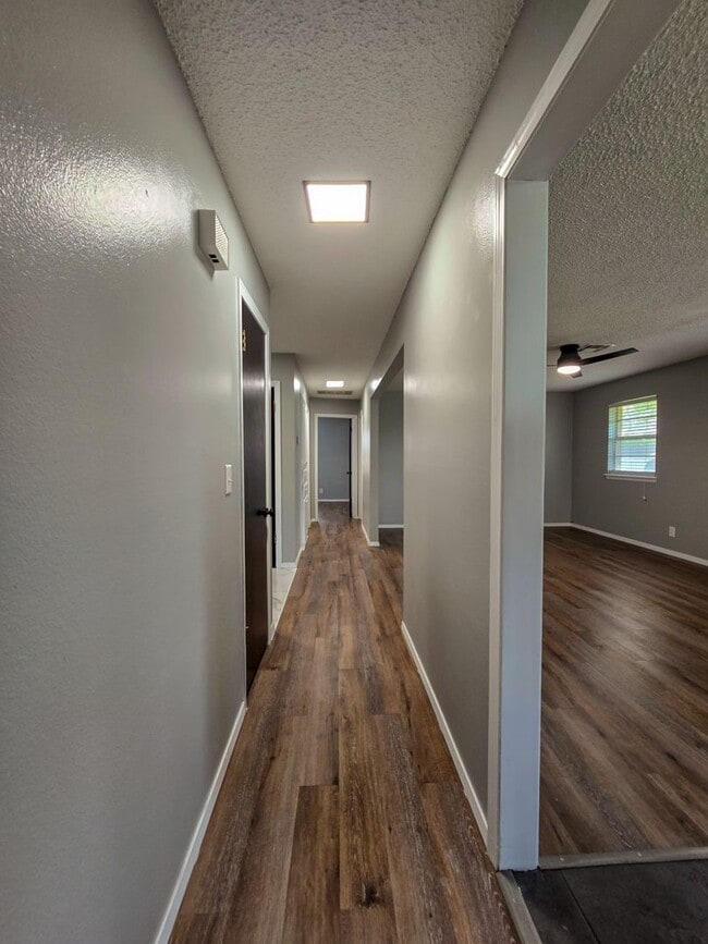 Building Photo - 3 Bedroom 2 Bath home in Shawnee!