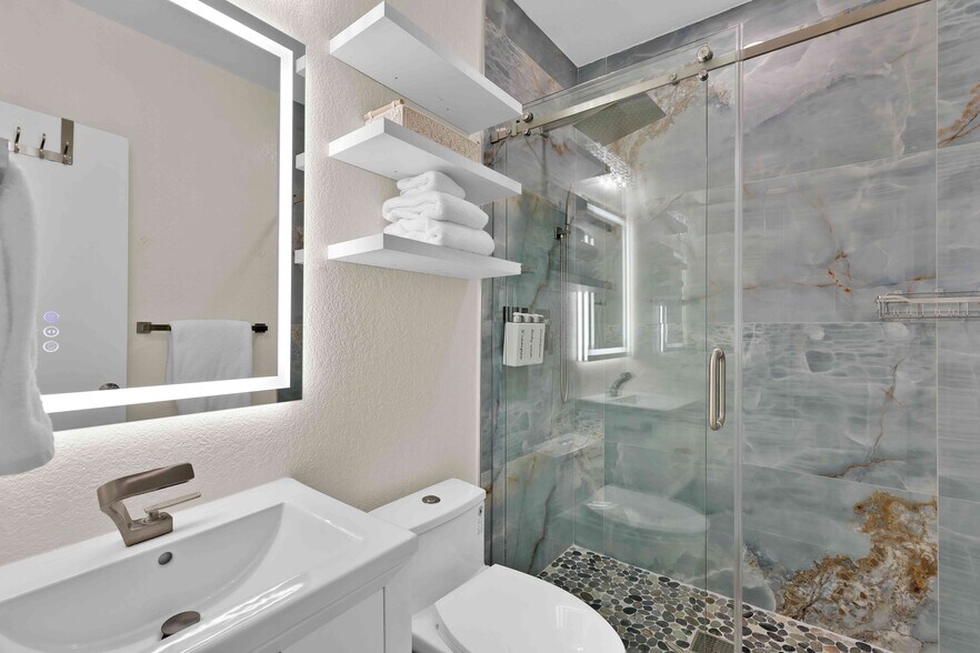 Master bath - 111 E Hibiscus St