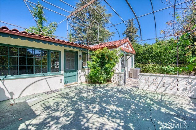 Building Photo - 1096 Armada Dr