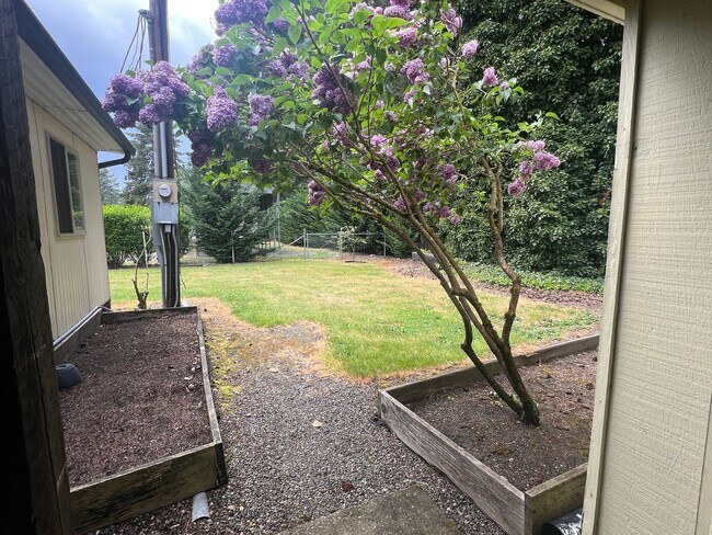 Building Photo - Quiet 2 bedroom home