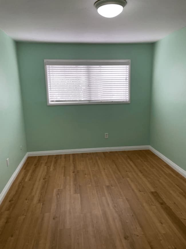 Building Photo - Two Bedroom In University Heights Coming S...