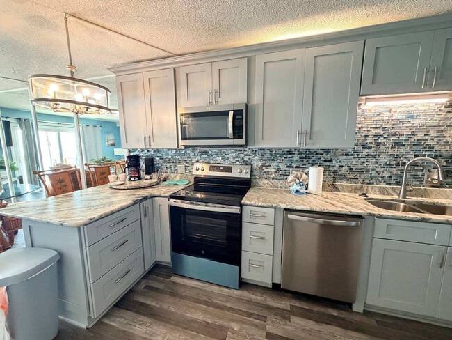 Building Photo - 8743 Thomas Dr