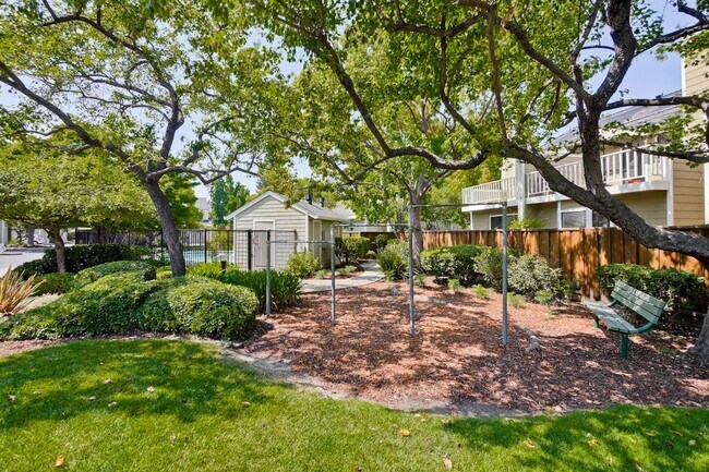 Building Photo - 2-Suite Townhome in Whisman Station Area | Easy Access to 101/237/85