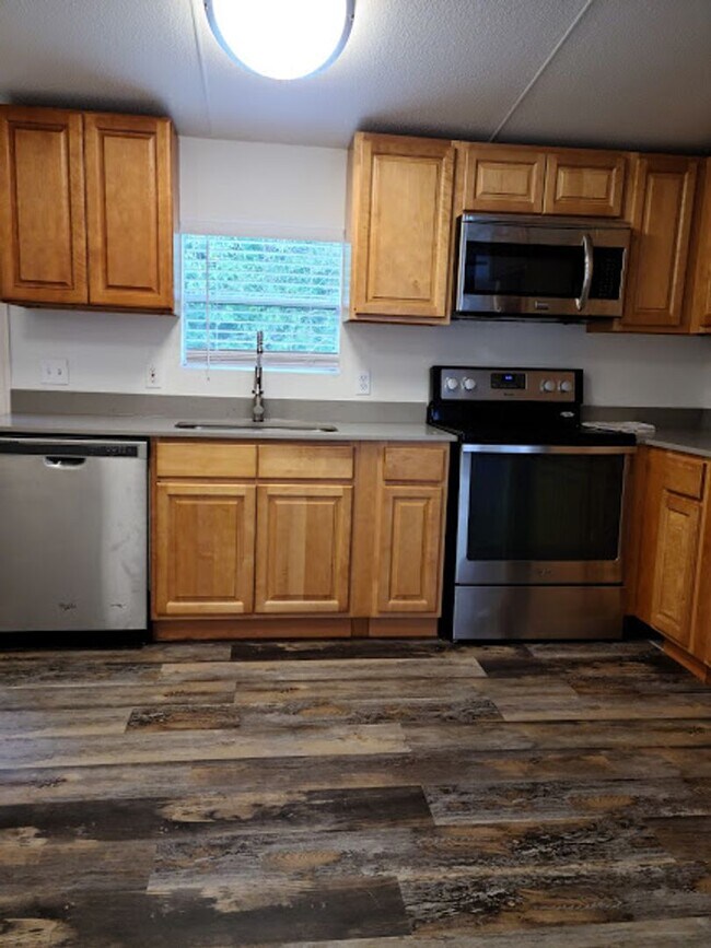 Building Photo - Updated 3 bed 2 bath