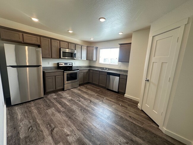 Building Photo - For Lease | 3 Bed, 2.5 Bath |1,688 Sq Ft |...