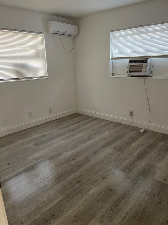 Building Photo - 1245 W 35th St