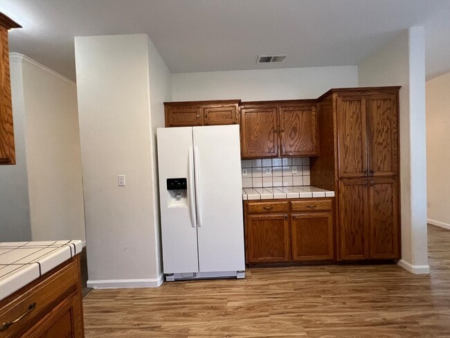 Building Photo - 623 W Meadow Ln