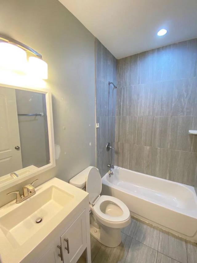 Building Photo - 3 bedroom in Chicago IL 60632