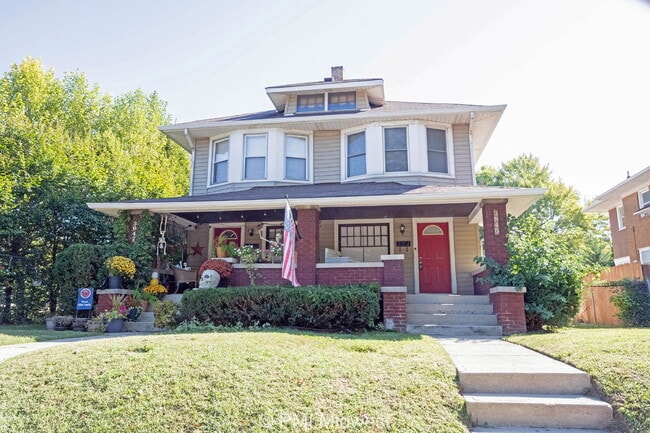 Building Photo - "Charming 3 Bedroom with Hardwood Floors i...