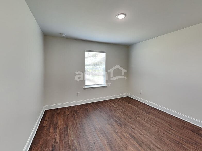 Building Photo - 9510 Riverbend Village Dr