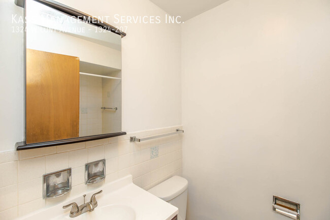 Building Photo - 1324 W Lunt Ave