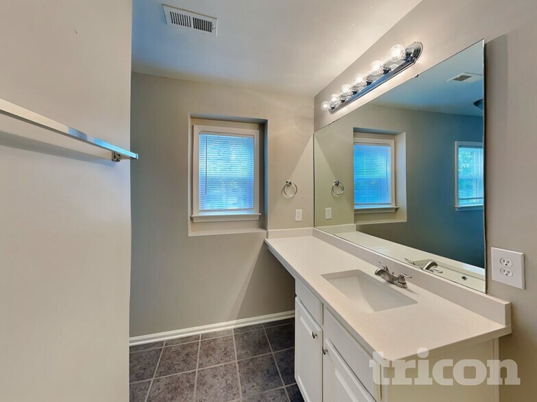 Building Photo - 10247 Hugue Way