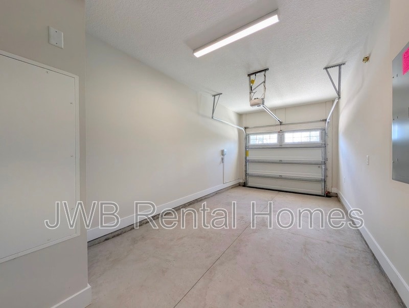 Building Photo - 335 5th Ave S