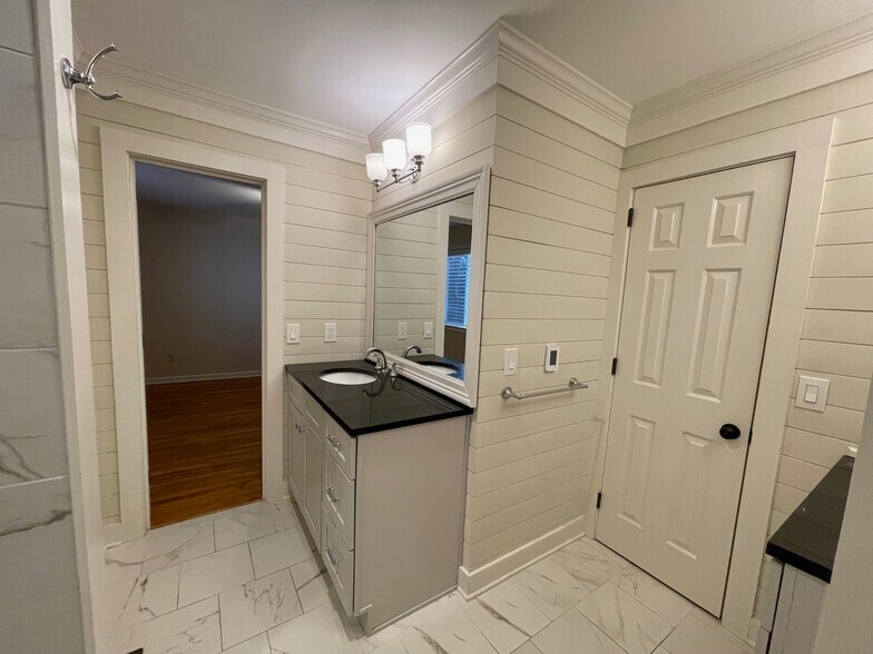 Upstairs Bath - 2808 10th Ct S