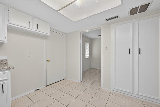 Building Photo - 23223 Naples Dr