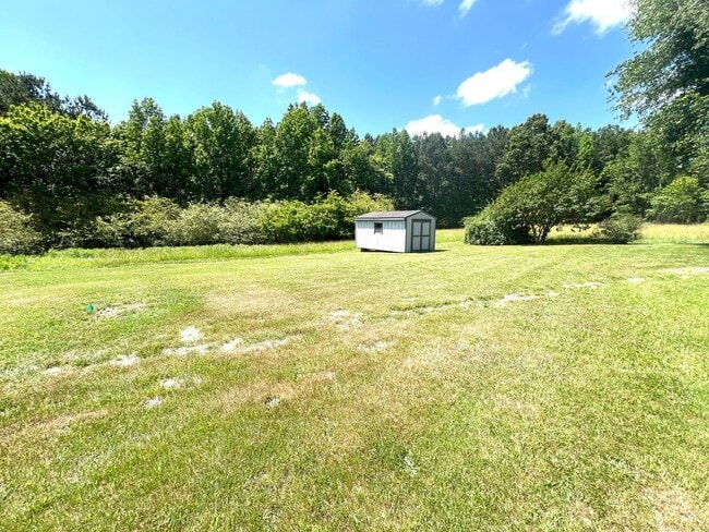 Building Photo - Country Living and Located Near Beautiful ...