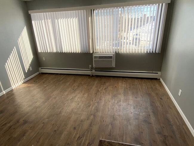 Building Photo - Eat Street Flat LLC