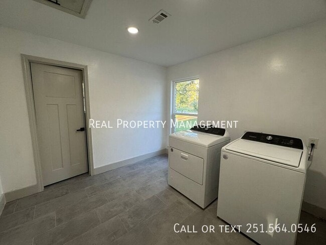 Building Photo - 3158 Lees Ln