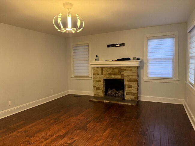 Building Photo - 146 E Park Dr