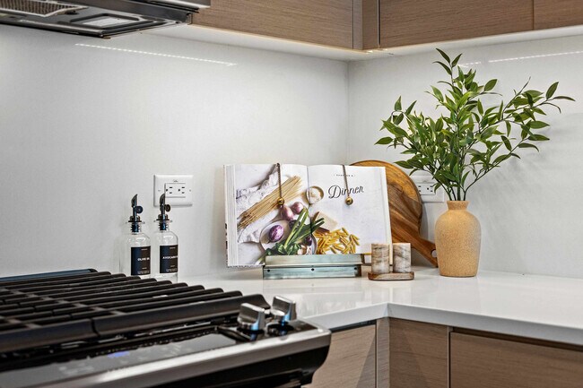 Building Photo - 1049 Seventh Avenue-SI FL7-ID1228264P