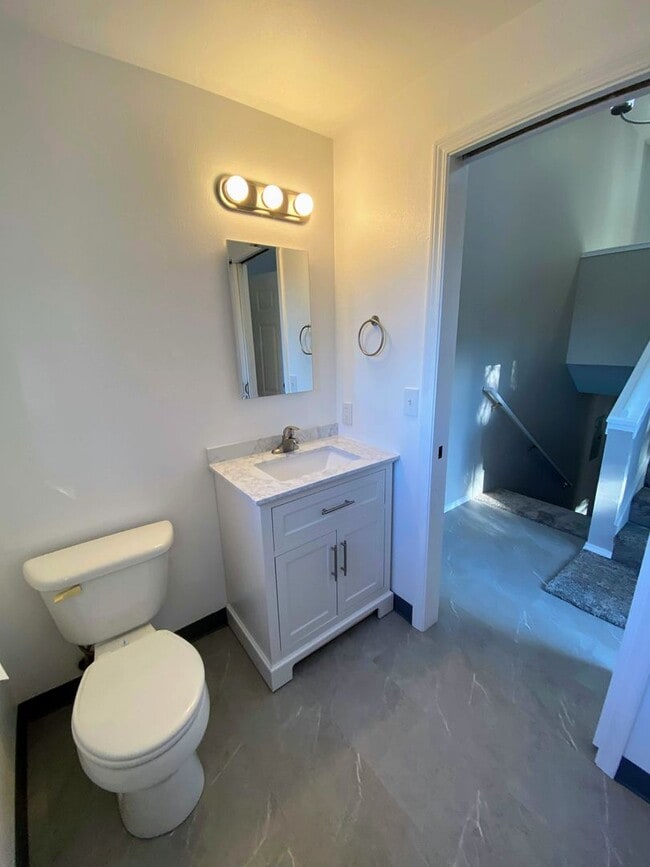 Building Photo - Large 2 bedroom, 1.5 bathroom Townhouse st...