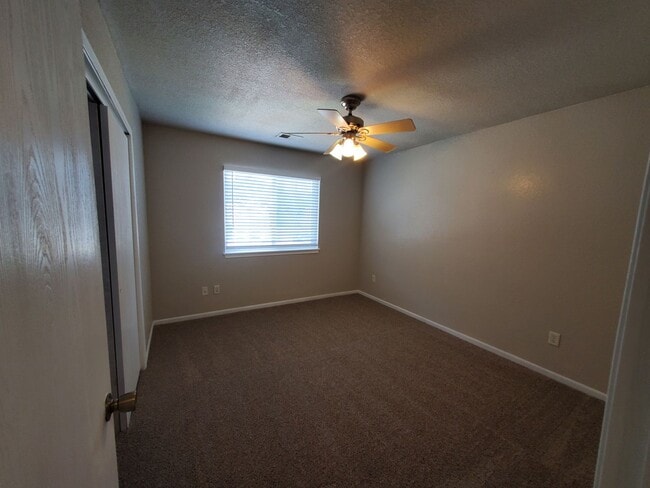 Building Photo - 3 bedroom, 2.5 bath 2 car garage Townhouse