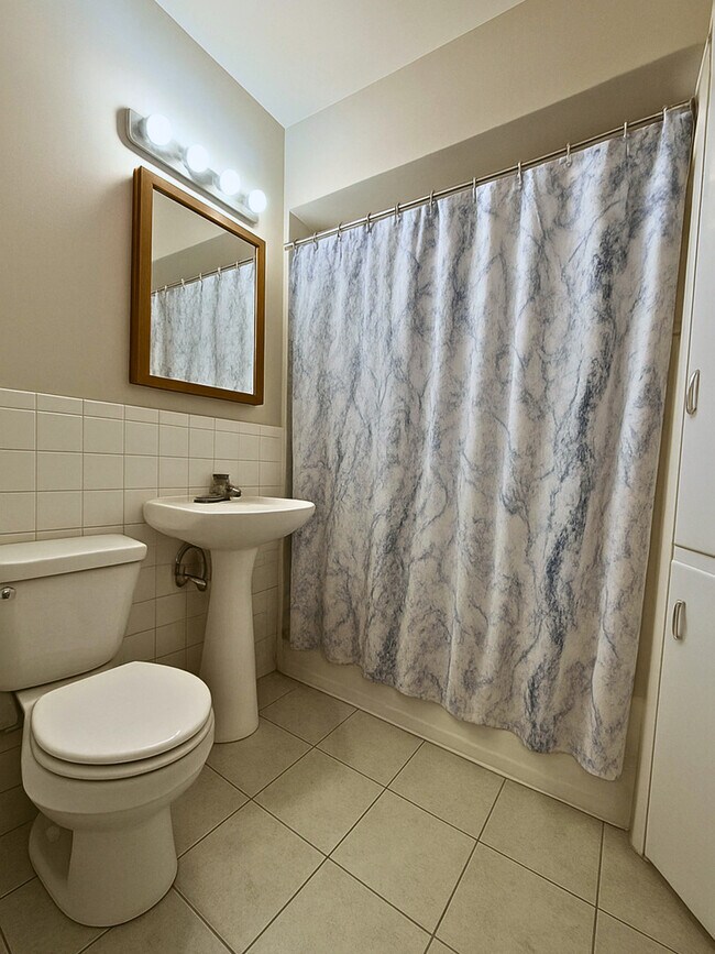 Building Photo - 4701 N Kilbourn Ave