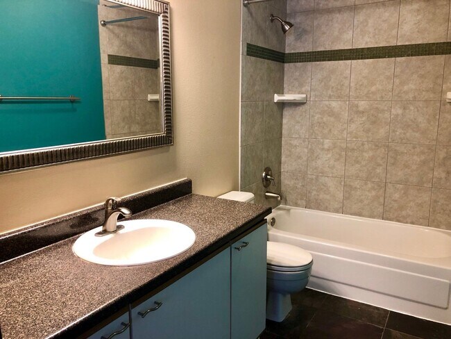 Building Photo - 1 Bedroom Near Lake Washington With Pool!
