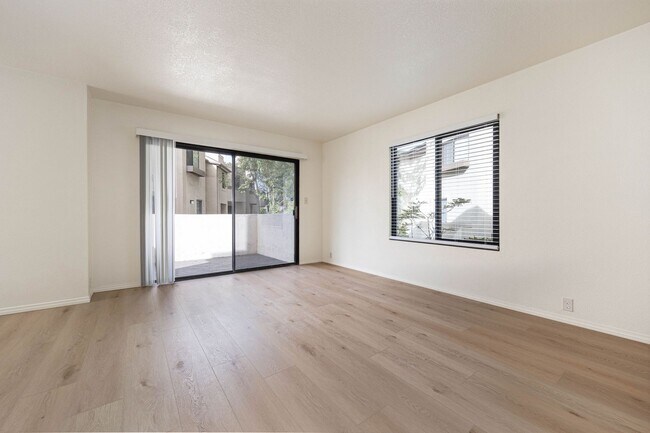 Building Photo - Updated La Jolla Townhome
