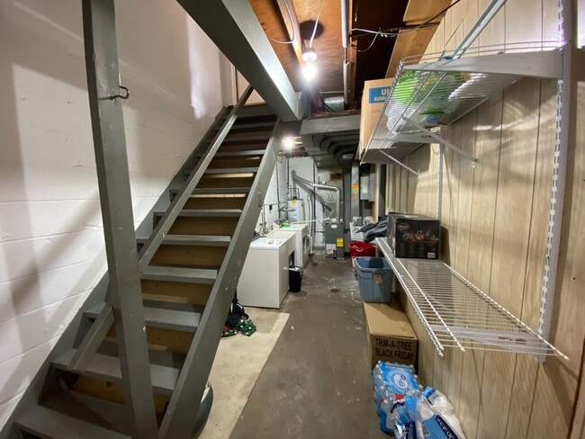 Building Photo - Two Bedroom in Castle Shannon! Central air - Garage - Laundry!