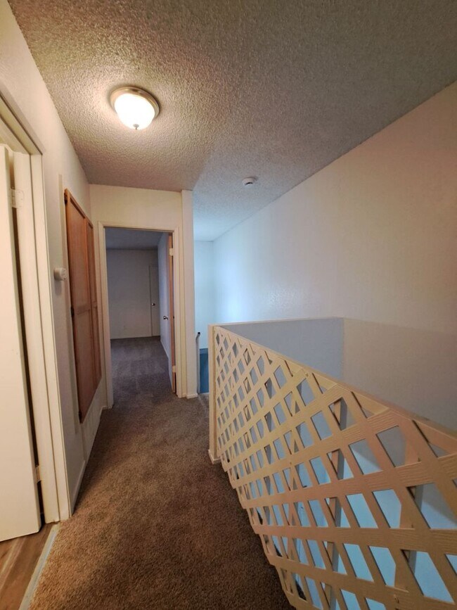 Building Photo - Charming 2-Bedroom Townhome in Fresno – Spacious Layout, Modern Kitchen & Community Amenities!