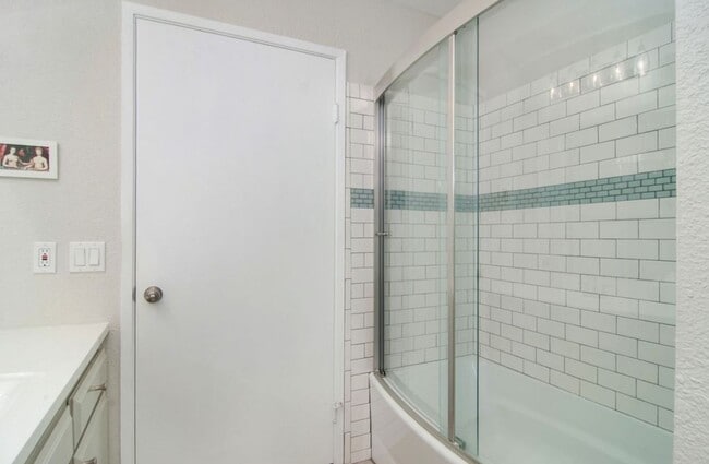 Building Photo - Spacious 2BR/2BA