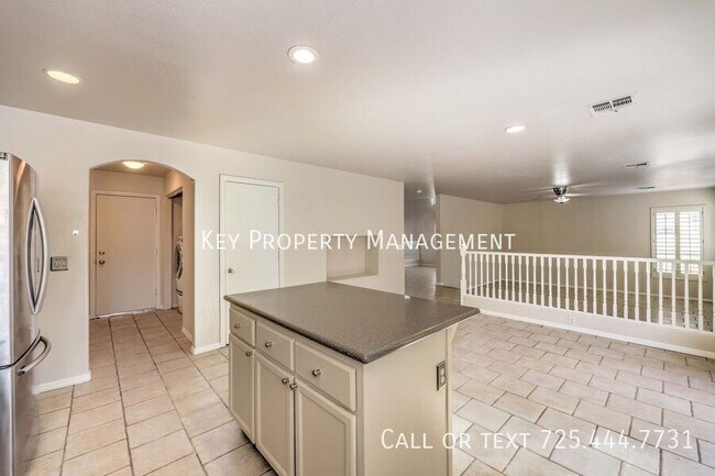 Building Photo - Beautiful 4 bedroom, 2.5 bathroom two-stor...